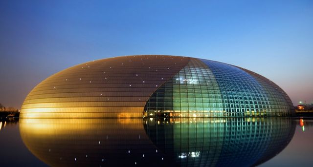 灯火辉煌的国家大剧院