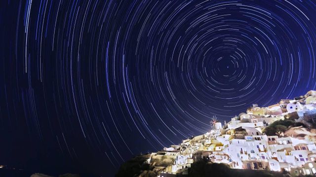 希腊圣托里尼岛伊亚镇的星空