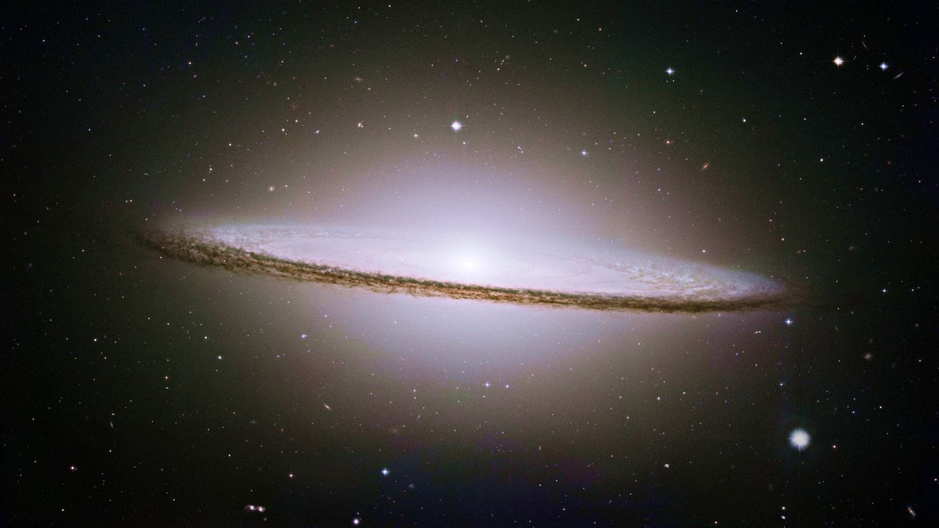美国航空航天局哈勃太空望远镜中看到的草帽星系(梅西耶104)