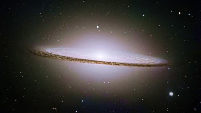 美国航空航天局哈勃太空望远镜中看到的草帽星系(梅西耶104)