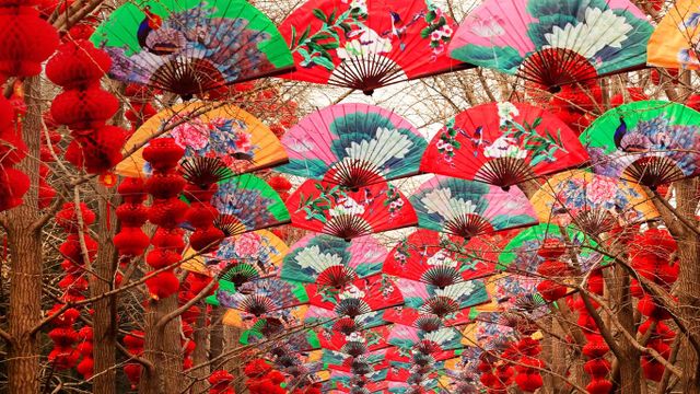 北京天坛春节期间，纸扇与红灯笼