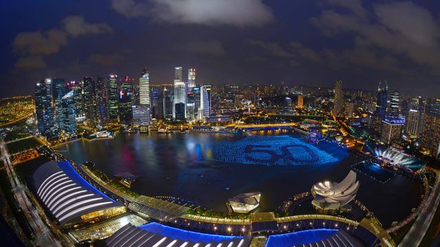 为庆祝新加坡五十周年国庆，滨海湾灯火通明