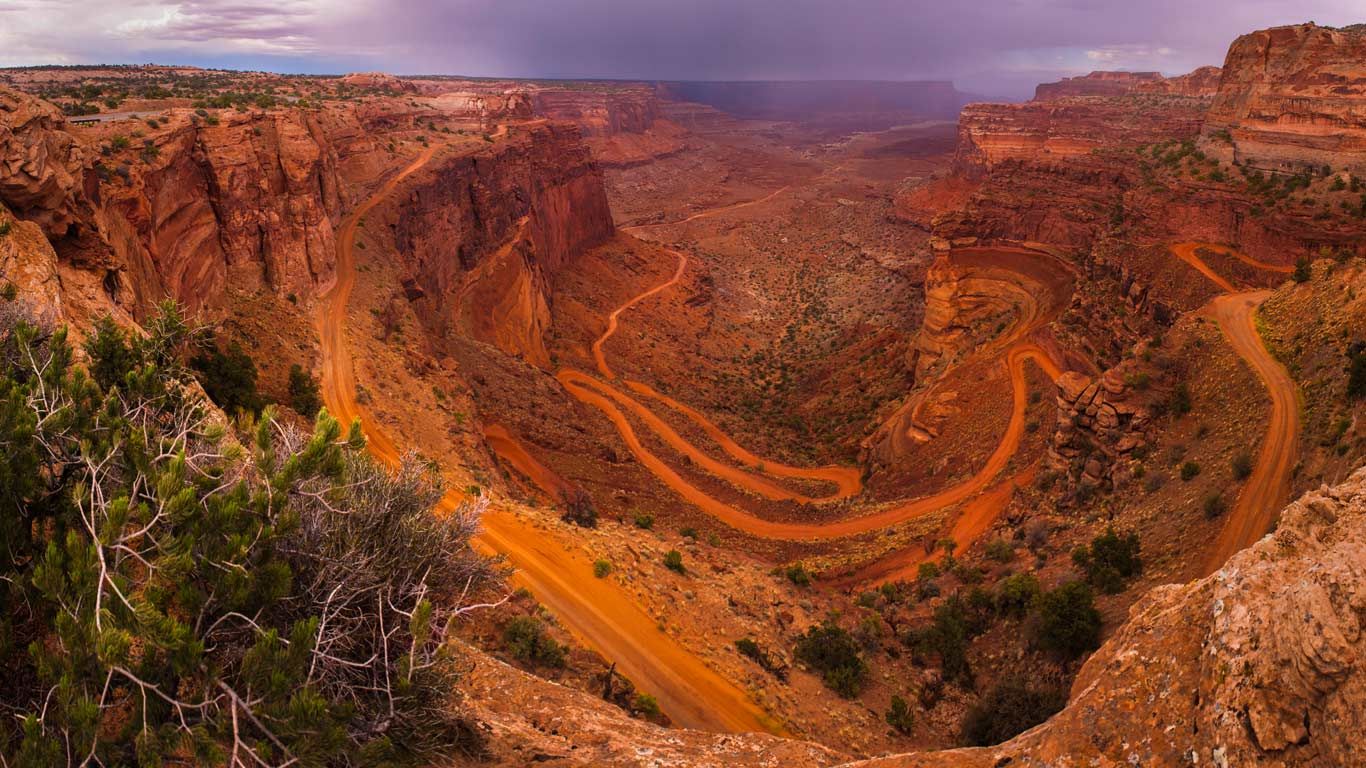 美国犹他州，峡谷地国家公园，在White Rim Road上眺望远方的天际线