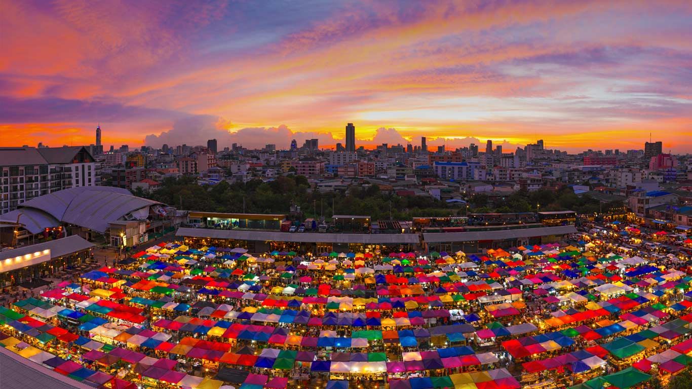 拉差达的火车夜市，泰国曼谷