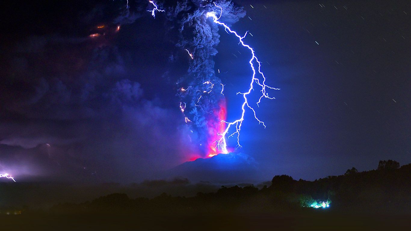 爆发中的卡尔布科火山，智利，2015年4月