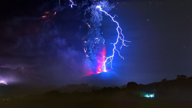 爆发中的卡尔布科火山，智利，2015年4月