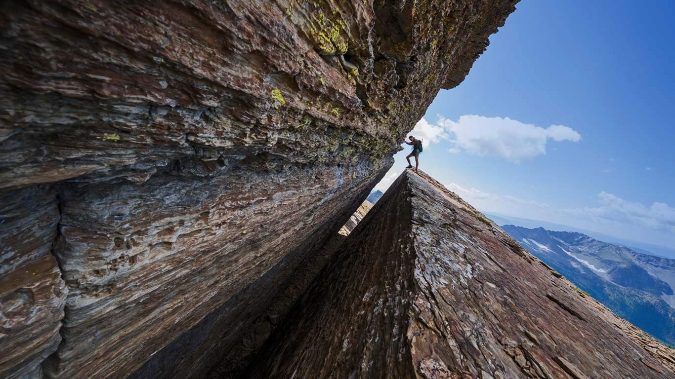 一位登山爱好者正在征服Cabinet山峰，蒙大拿州
