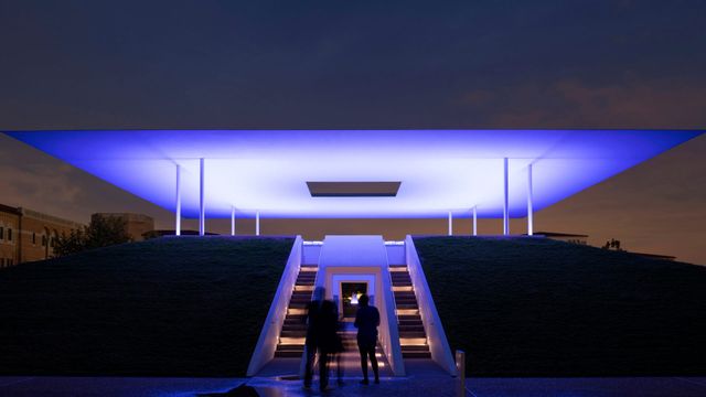 艺术家詹姆斯 · 特瑞尔的“Twilight Epiphany”雕塑装置在莱斯大学展出，休斯顿，德克萨斯州