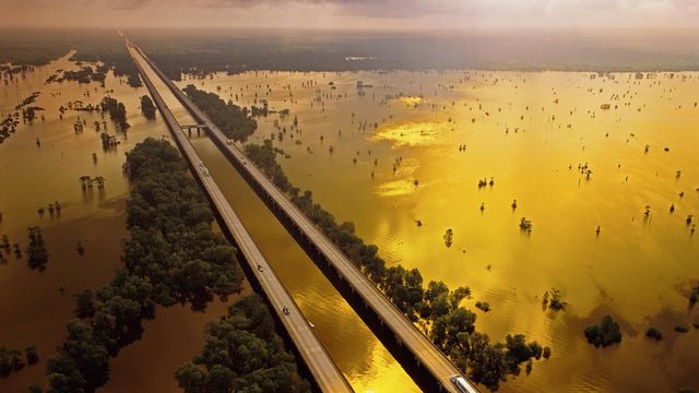 【今日处暑】美国10号州际公路上的阿查法拉亚盆地桥，美国路易斯安那州