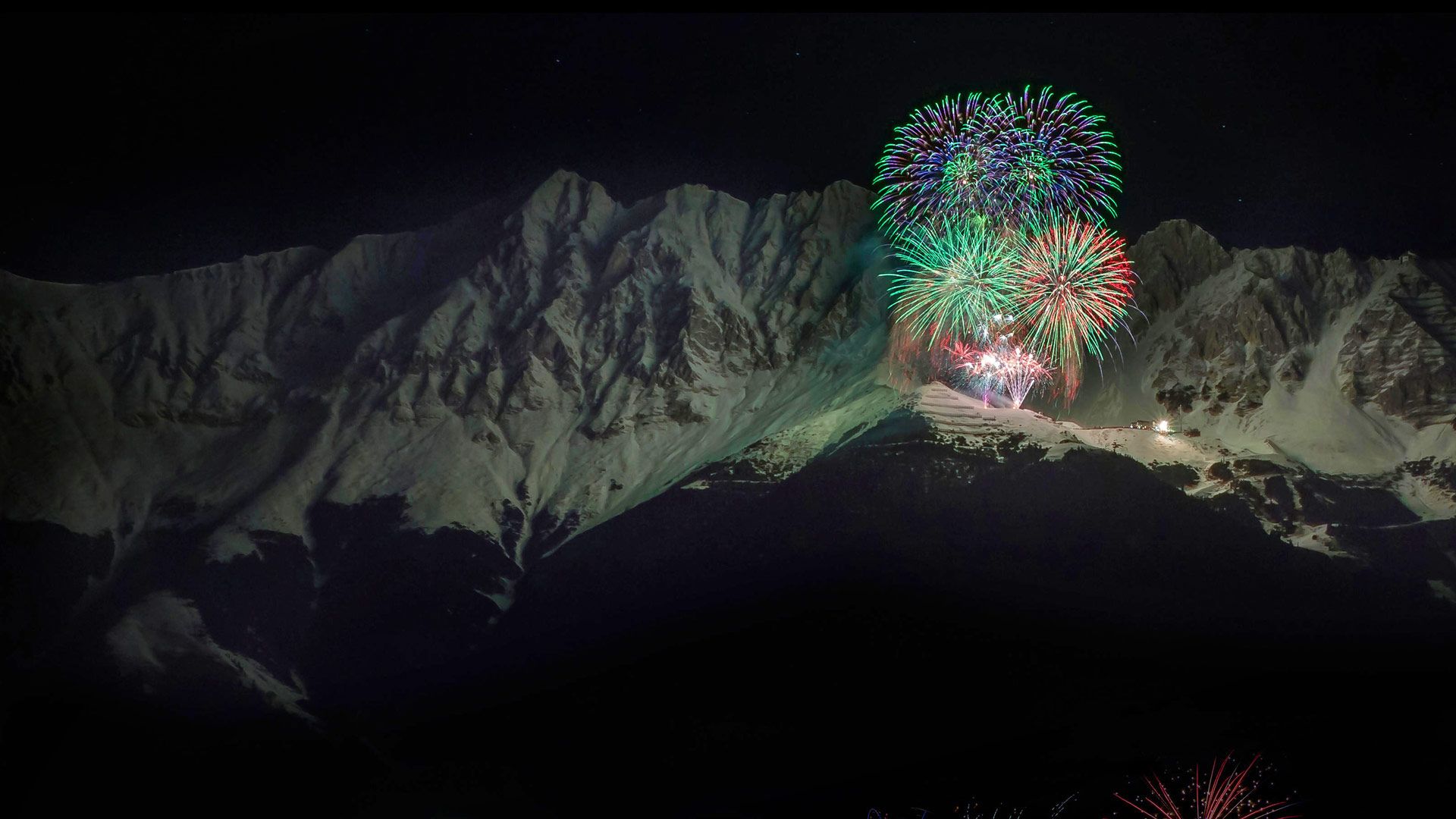 新年前夕的烟花，奥地利诺德凯特山脉