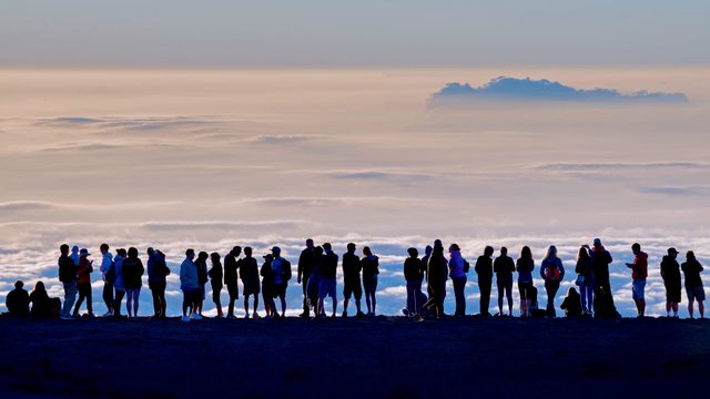 海勒卡拉国家公园的哈莱亚卡拉火山顶端的游客，美国夏威夷州