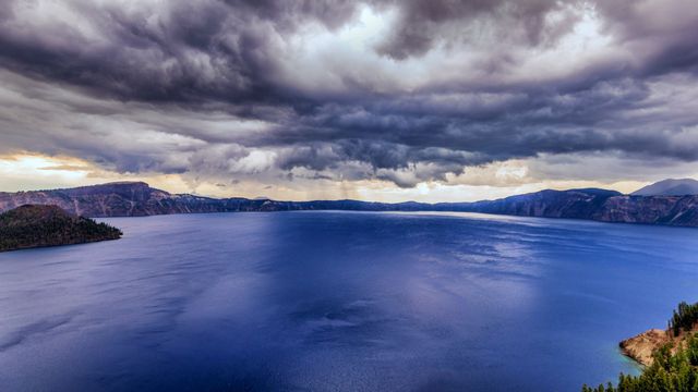 火山口湖国家公园上方的乌云，美国俄勒冈州