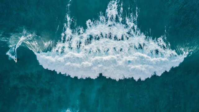 冲浪者追逐浪潮的鸟瞰图，西班牙加那利群岛特内里费岛