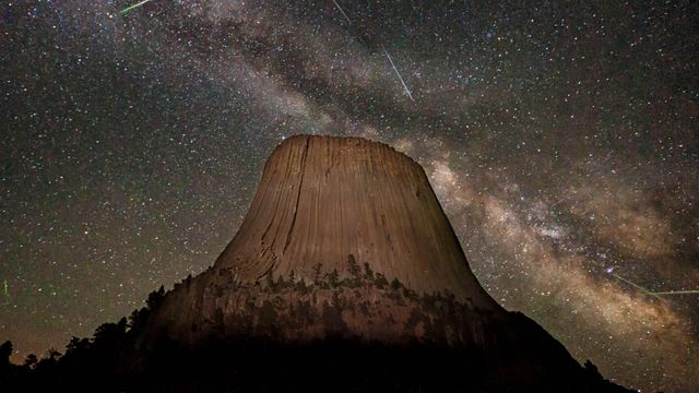魔鬼塔国家纪念区上空的宝瓶座流星雨，美国怀俄明州