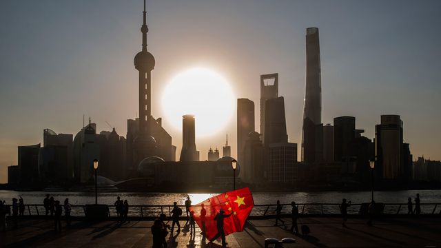 旭日初升 共赴繁荣，小长假也要有仪式感。激发你的爱国情感