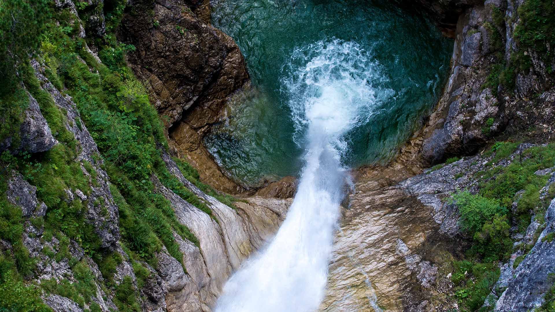 瀑布Pöllat峡谷附近的新天鹅堡