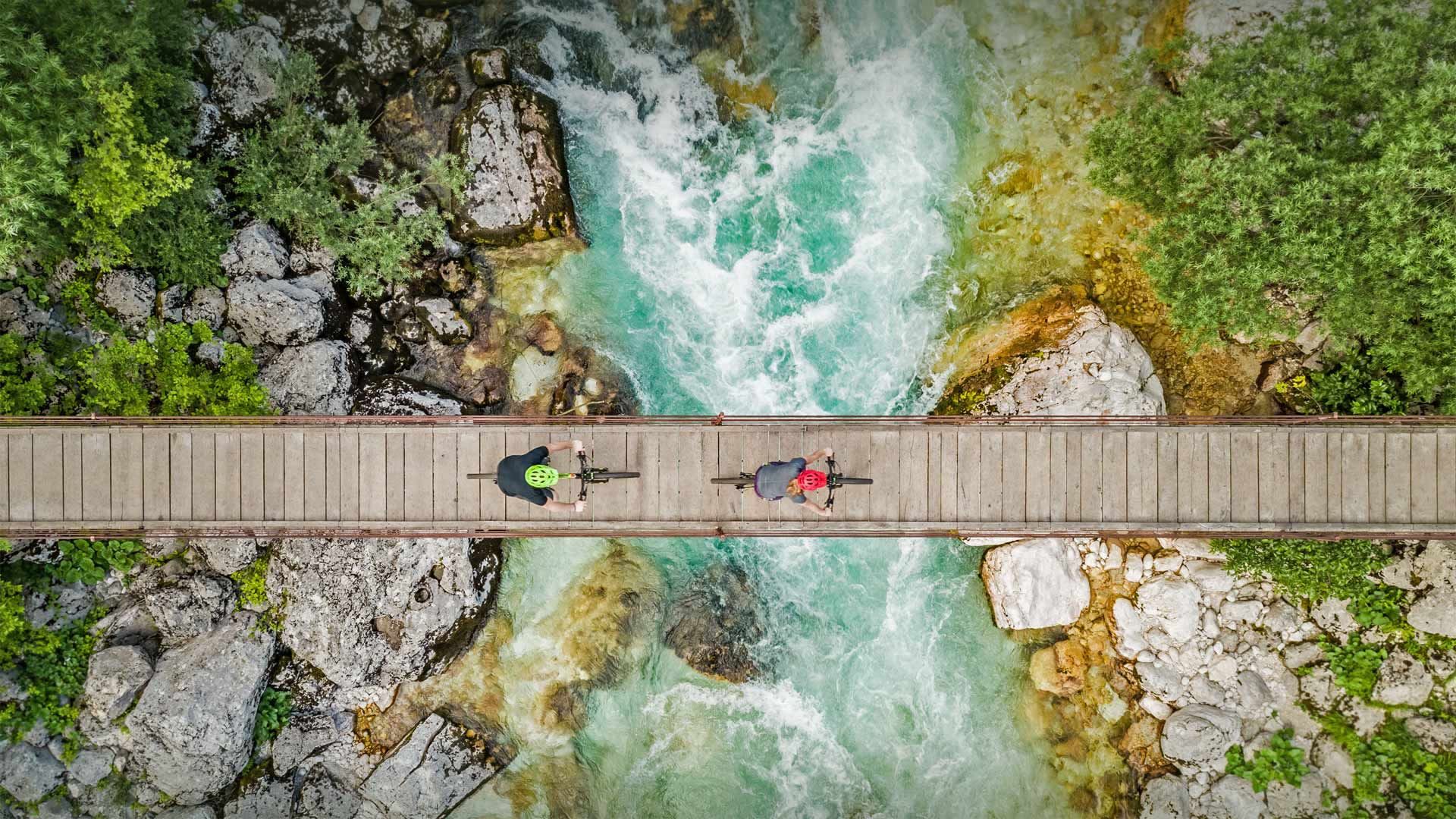 骑自行车过河Soča，特里格拉夫国家公园，斯洛文尼亚