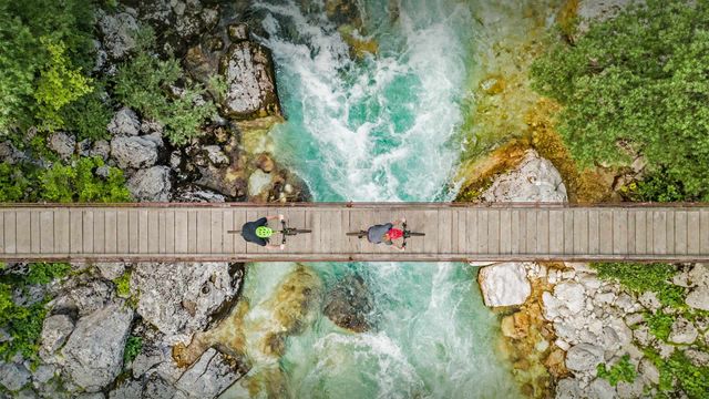 骑自行车过河Soča，特里格拉夫国家公园，斯洛文尼亚