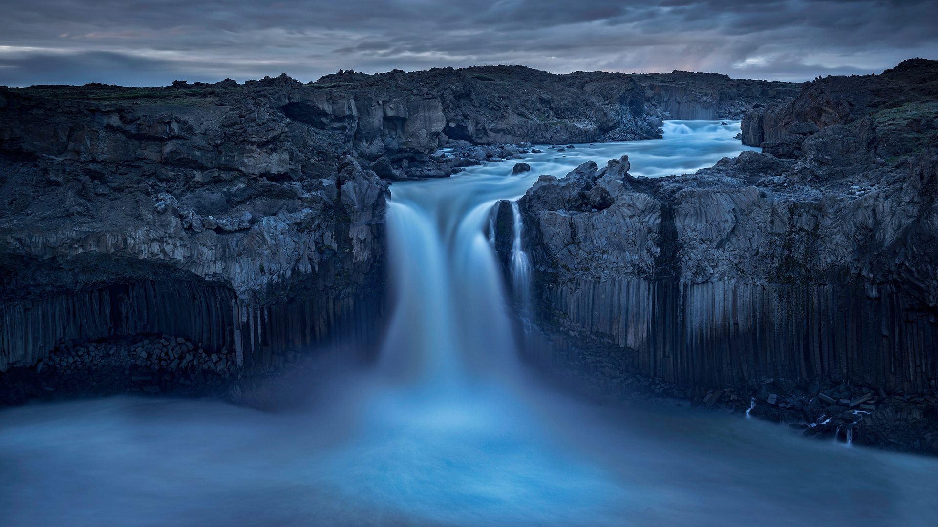 冰岛高地的阿尔代雅尔夫斯(Aldeyjarfoss)瀑布