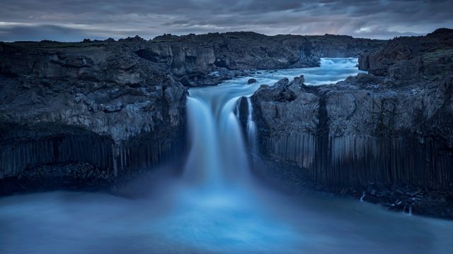 冰岛高地的阿尔代雅尔夫斯(Aldeyjarfoss)瀑布