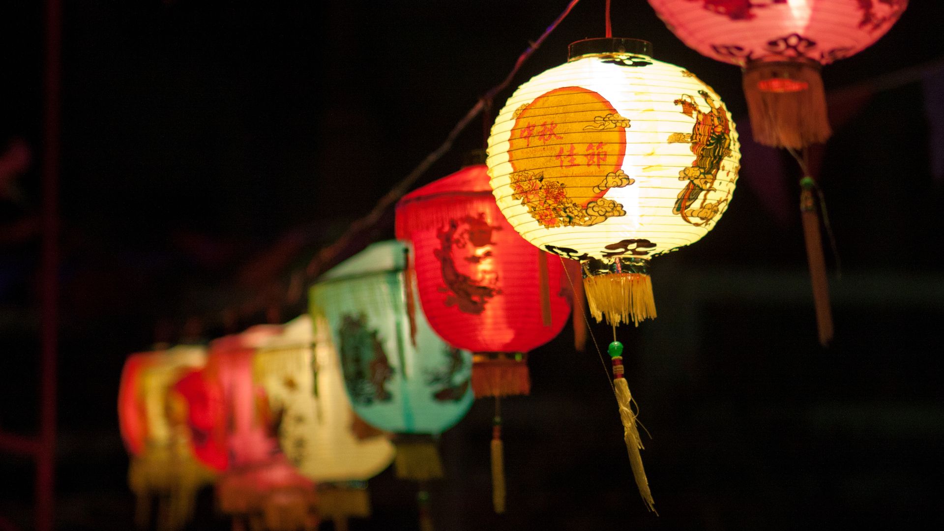今天是农历的8月15日，中秋节