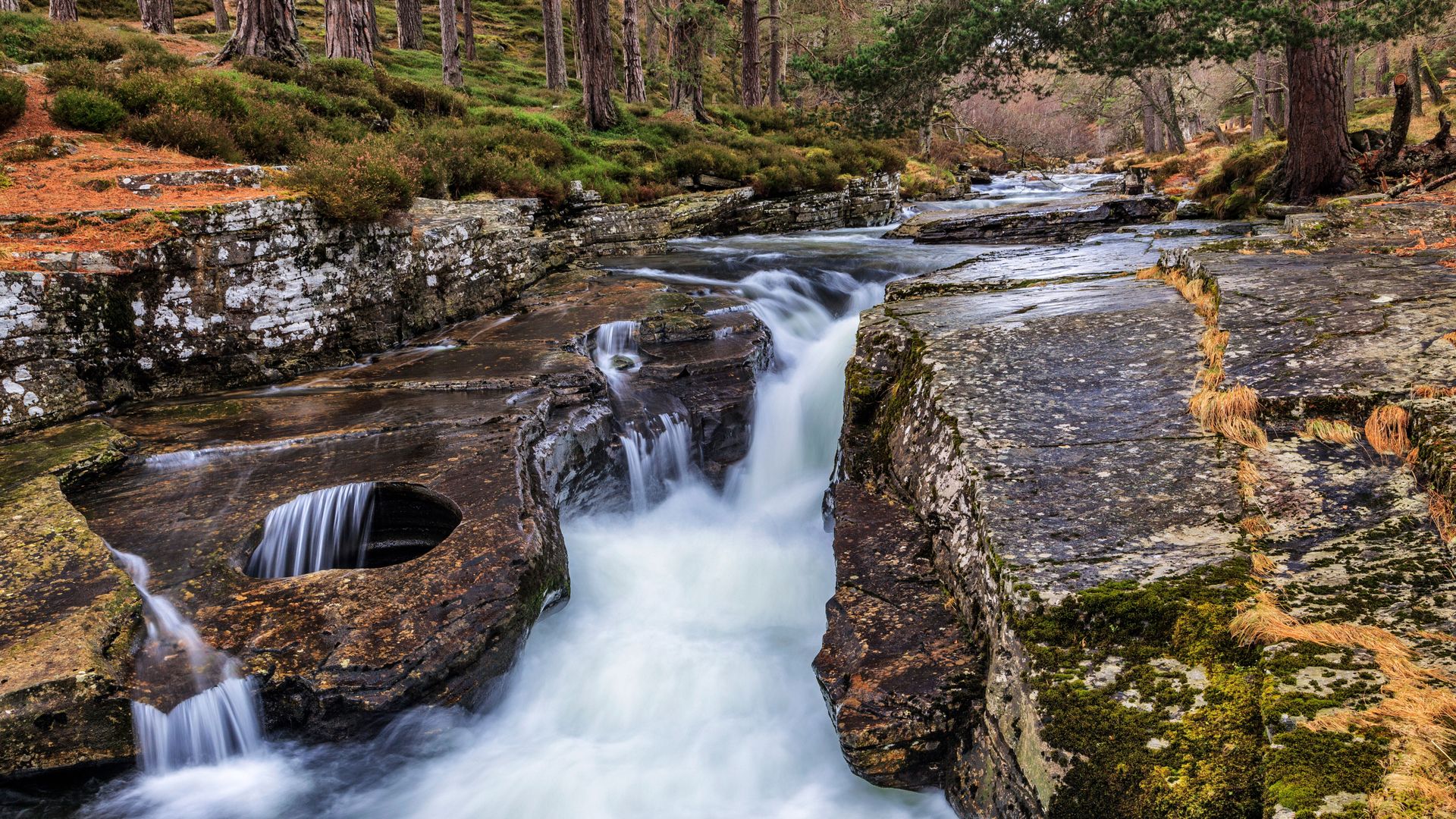 Linn of Quoich的岩石洞