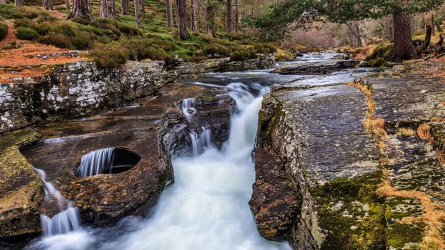Linn of Quoich的岩石洞