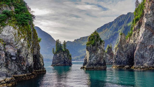 崎岖山峰与野性水域