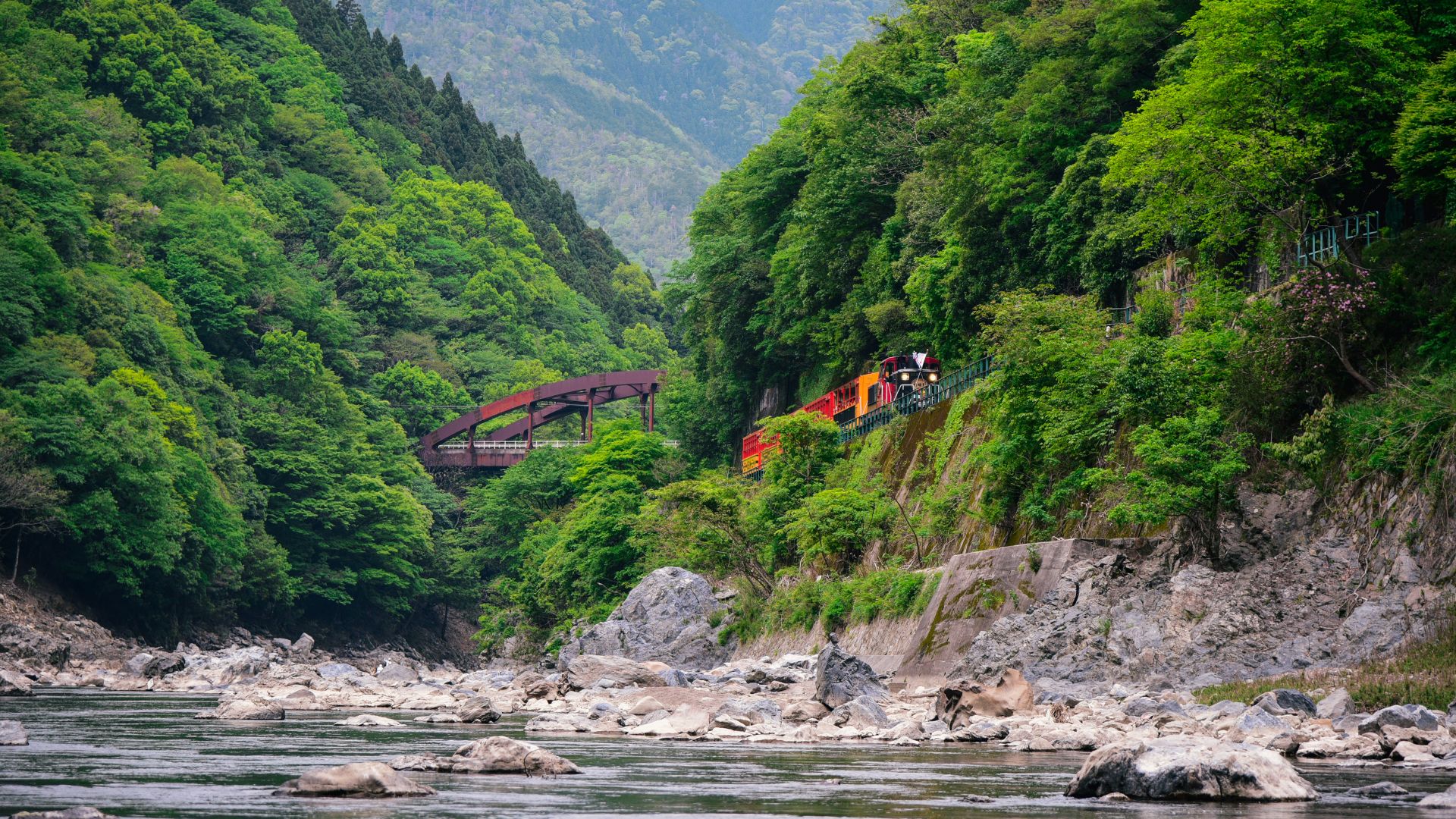 山间奔驰